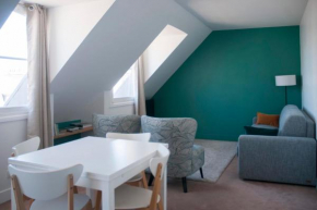 BRIGHT 35 m - near Batignolles